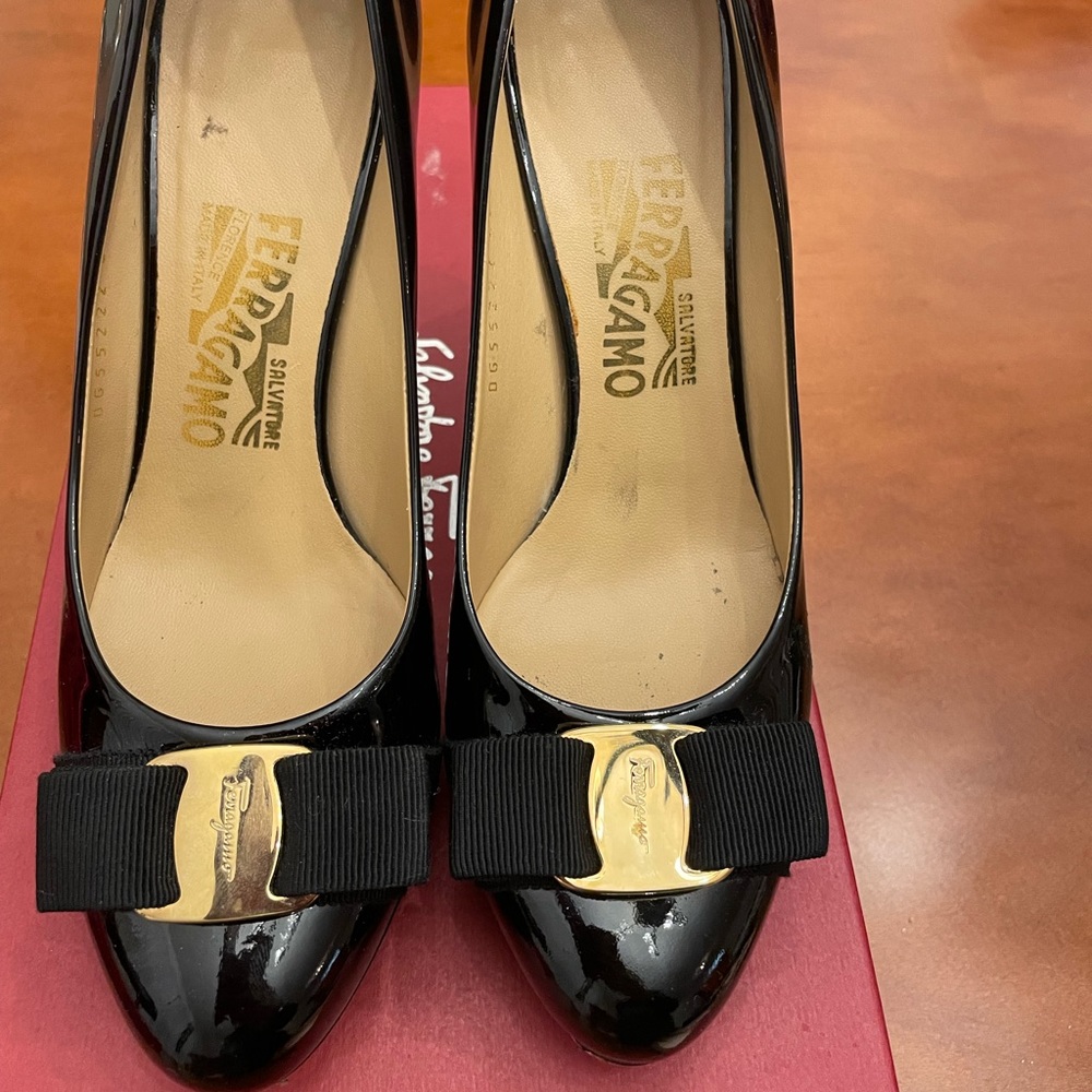 Ferragamo patent leather pumps with bow detail